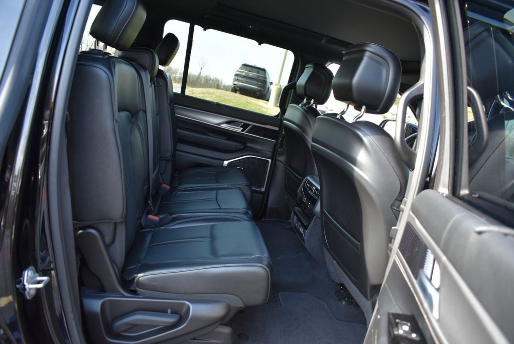 2025 Jeep Wagoneer Base