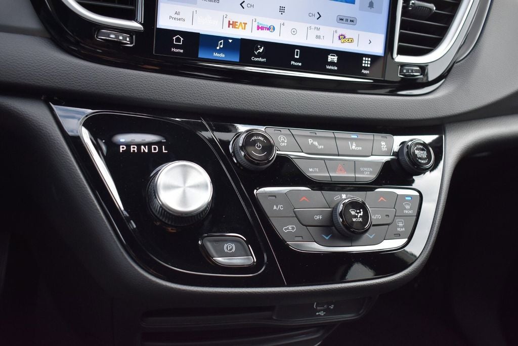 2026 Chrysler Voyager LX