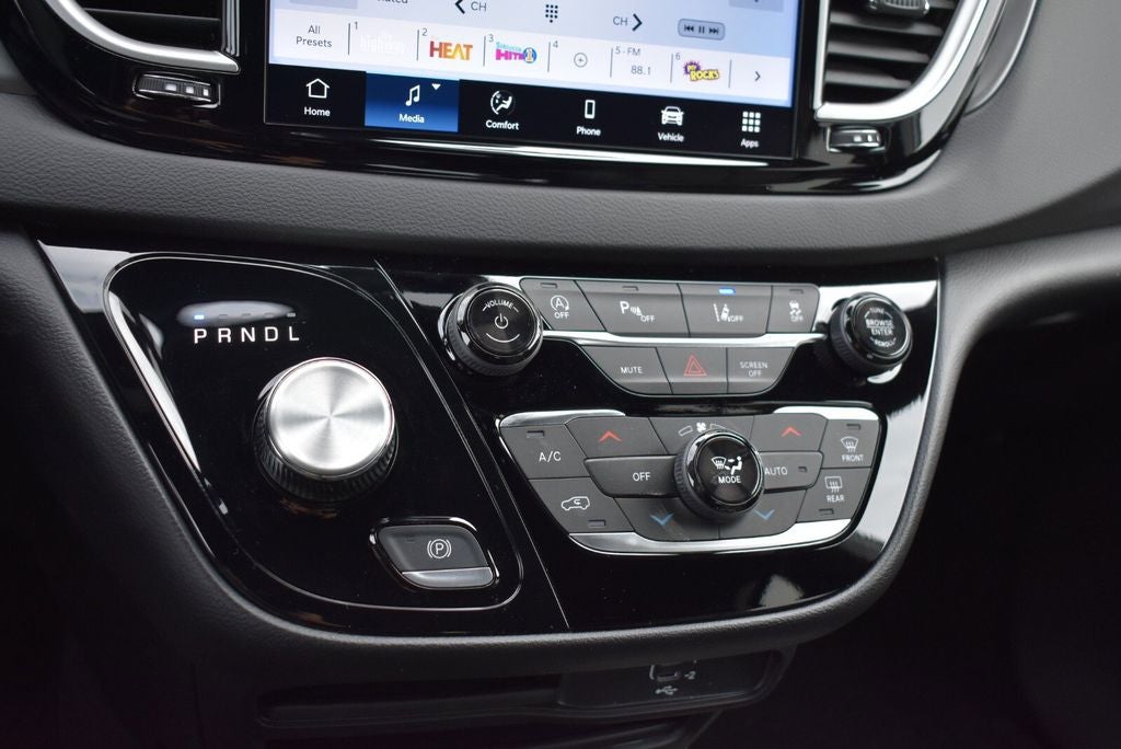 2026 Chrysler Voyager LX