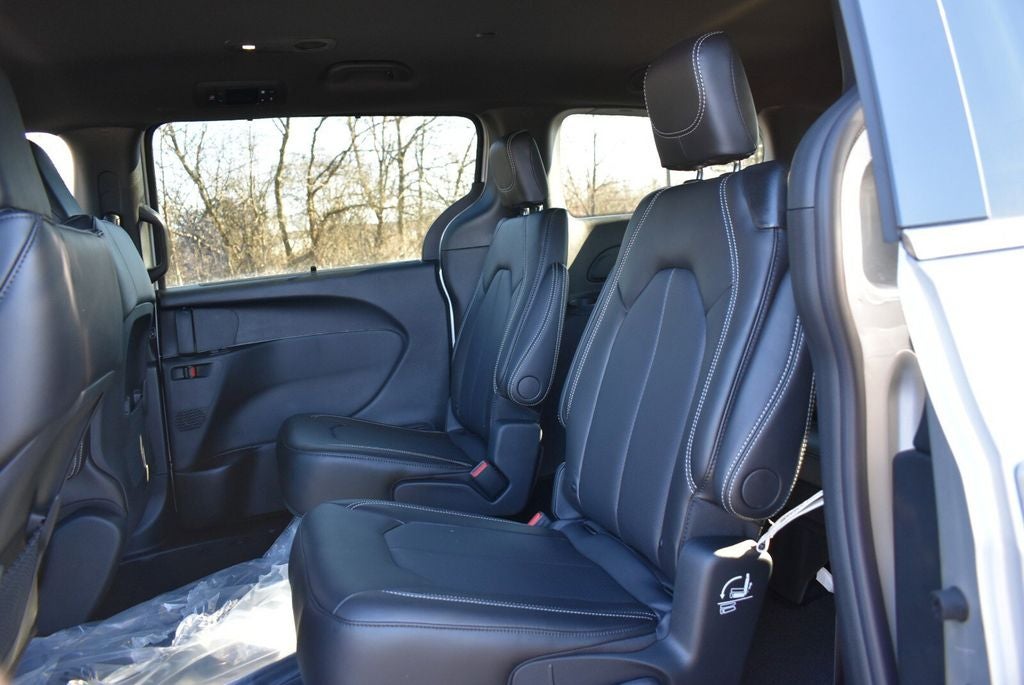 2026 Chrysler Voyager LX